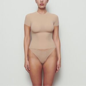 Skims Seamless Tan Women's Short Sleeve T-shirt Small